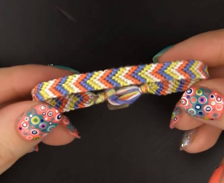 DIY Chevron Friendship Bracelet - Easy - How to make friendship bracelets - easy step by step instructions. Patter bracelets & more with string, beads and charms. Great for tutorial beginners - DIY bracelets for kids, teens, tweens and adults!
