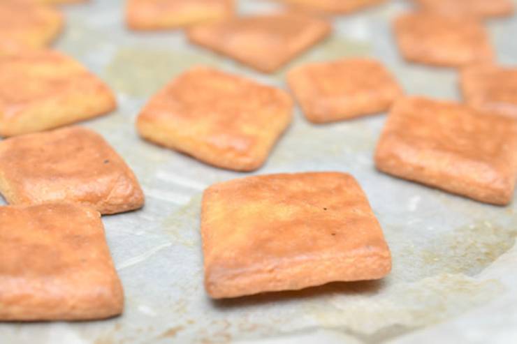 Is there low carb crackers? Yes, right here - the best low carb crackers for dipping that are yummy on their own too. Keto friendly cheese cracker recipe. Easy and simple homemade keto crackers