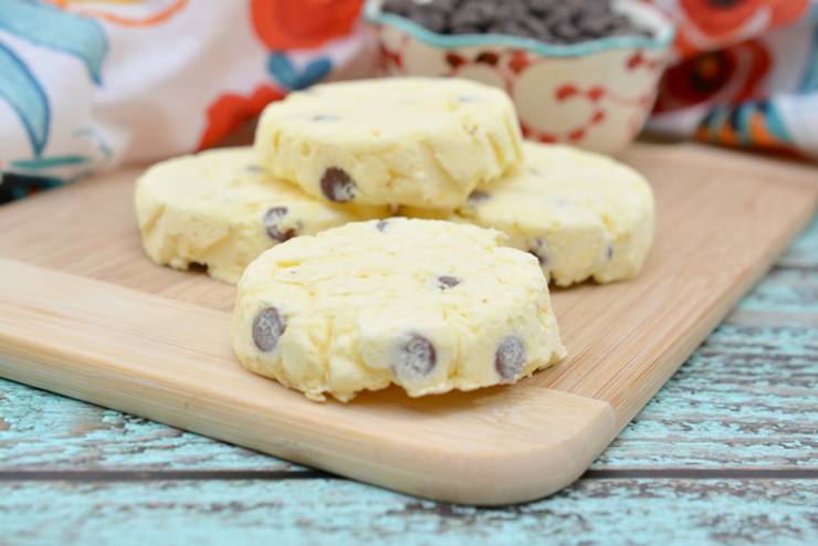 Keto cookies low carb recipe - The best keto chocolate chip cookie recipe. These no bake keto cookies are amazing, delicious and yummy. 3 ingredient low carb pudding ice cream cookies - you can't go wrong. If you want a keto cookies low carb recipe this is the one for you! Flourless keto cookies and sugar free low carb cookies great for a ketogenic diet. Make these easy cookies with heavy whipping cream, chocolate chips and Jello pudding.