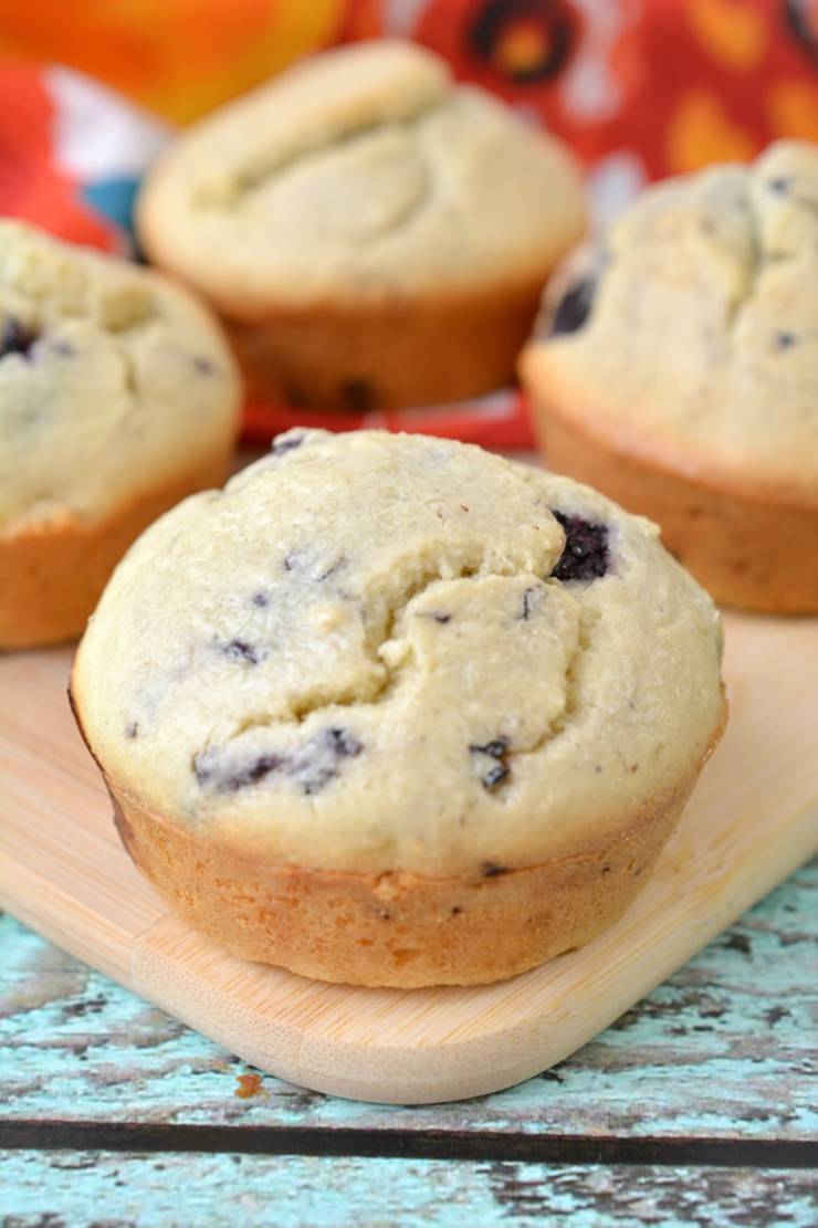 Easy keto muffins everyone will love! Low carb almond flour ketogenic diet muffins. Tasty keto breakfast muffins - quick grab and go breakfast. Best keto muffin recipe that is moist and delicious. No coconut flour in these muffins.They are not diary free and do have egg. Simple recipe for a low carb diet and keto diet. Subsitute the blackberry with blueberry, cinnamon, pumpkin, strawberry, lemon or chocolate. #keto #ketorecipe