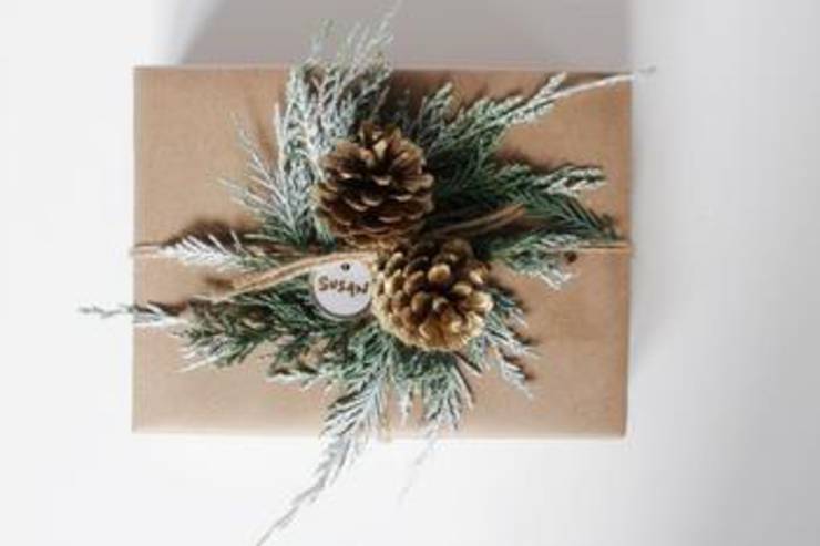 Cedar Mini-Wreath Gift Wrapping