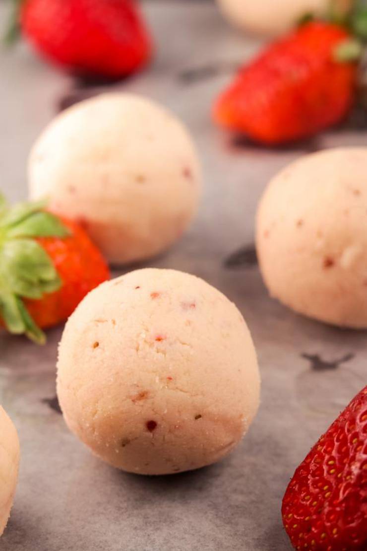 5 Ingredient Keto Strawberry Fat Bombs – BEST Strawberries And Cream Cheesecake Fat Bombs – NO Bake – Easy NO Sugar Low Carb Recipe