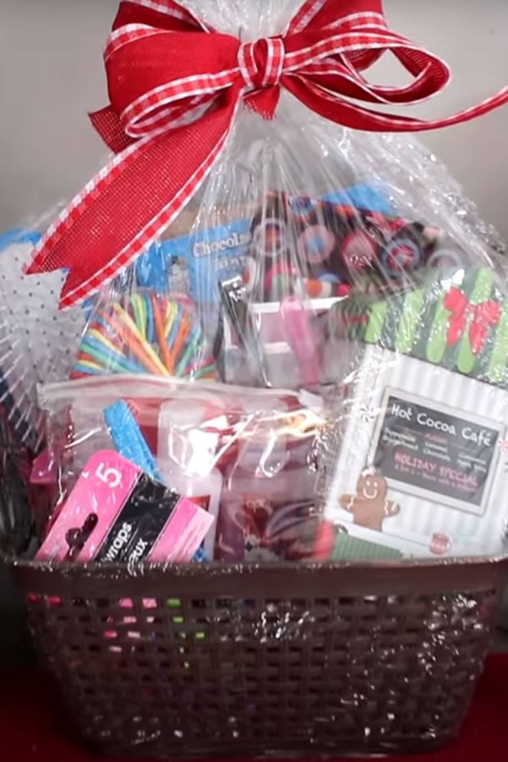 christmas gift dollar tree basket diy baskets workers teachers couples friends easy gifts cheap creative holiday check need