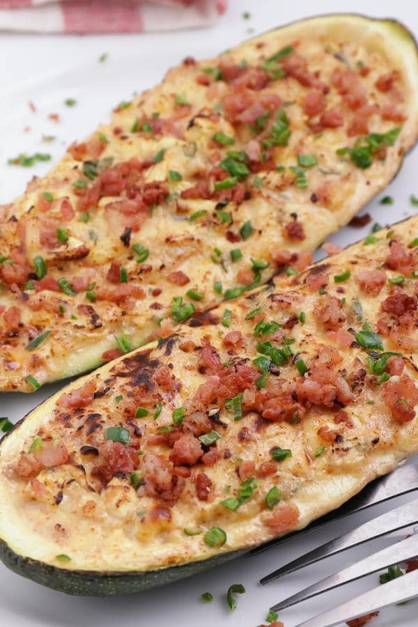 Keto Zucchini Boats – Low Carb Jalapeno Popper Zucchini Boats With Bacon – Keto Stuffed Zucchini Recipe {Easy}