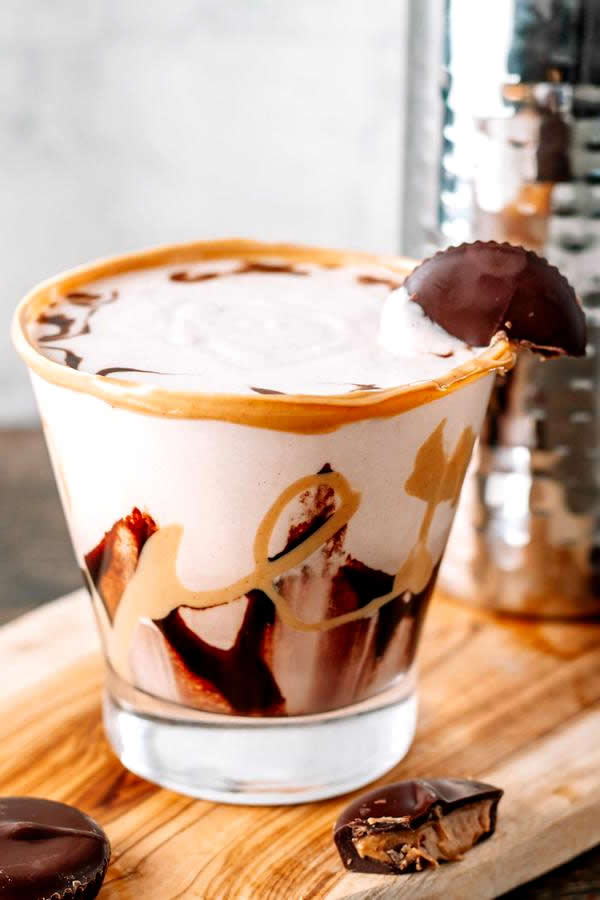 Super tasty Reese's peanut butter cup candy cocktail you will want to drink today. Yummy Skrewball Whiskey alcohol drink recipe with Reese's peanut butter cup candy & Whiskey liquor drink. With whiskey & Reese peanut butter chocolate candy. Check out the best Alcoholic Drink Recipes today