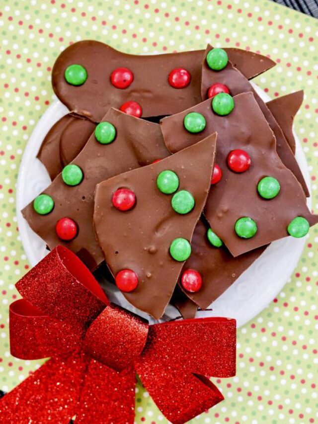 How to Make Christmas M & M Candy Bark - Holiday Recipe