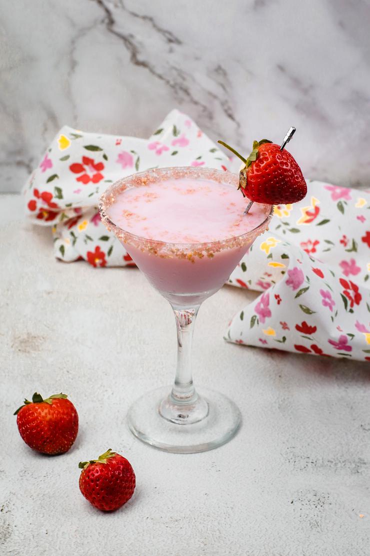 BEST Strawberry Shortcake Martini Cocktail Recipe – Easy and Simple Alcohol Drinks