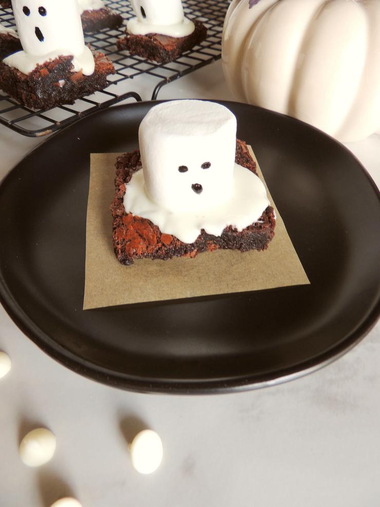 Halloween Marshmallow Ghost Brownies